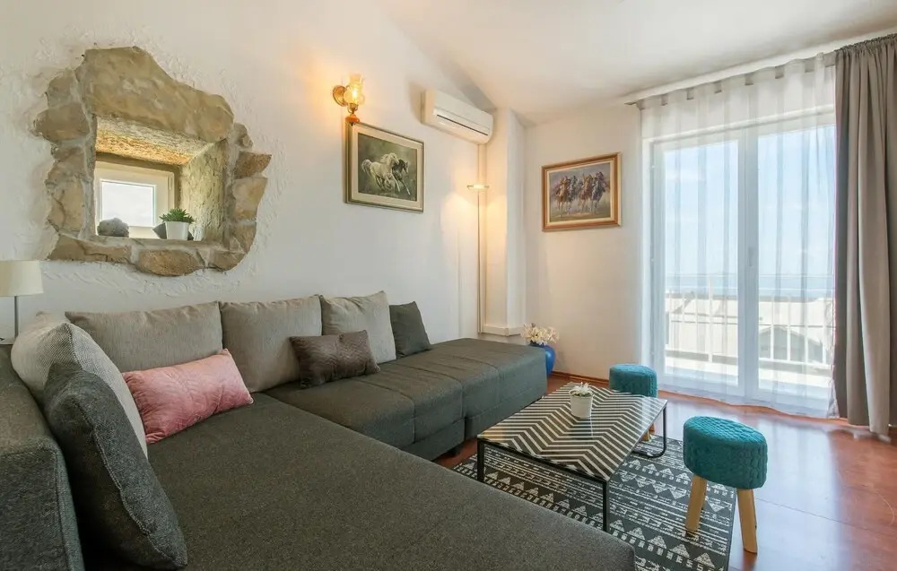 Awesome Home In Podstrana