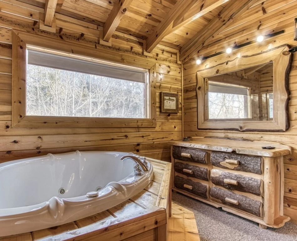 The Wildlife Lodge - Great Location! Close To Tanger Outlets! 5 Bedroom Cabin by RedAwning