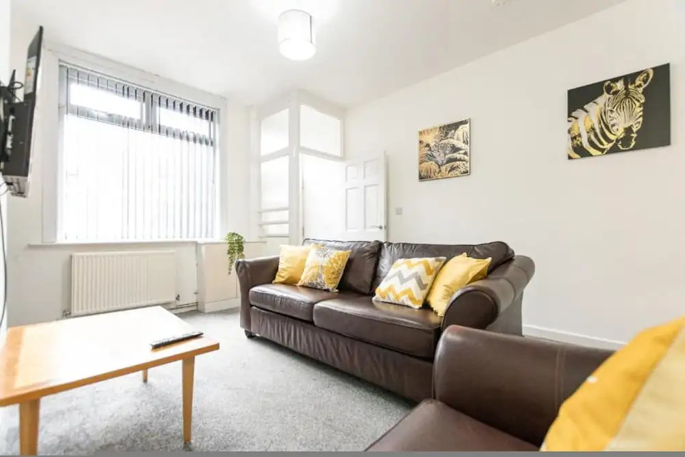Comfortable 2BR House in Bolton Sleeps 4