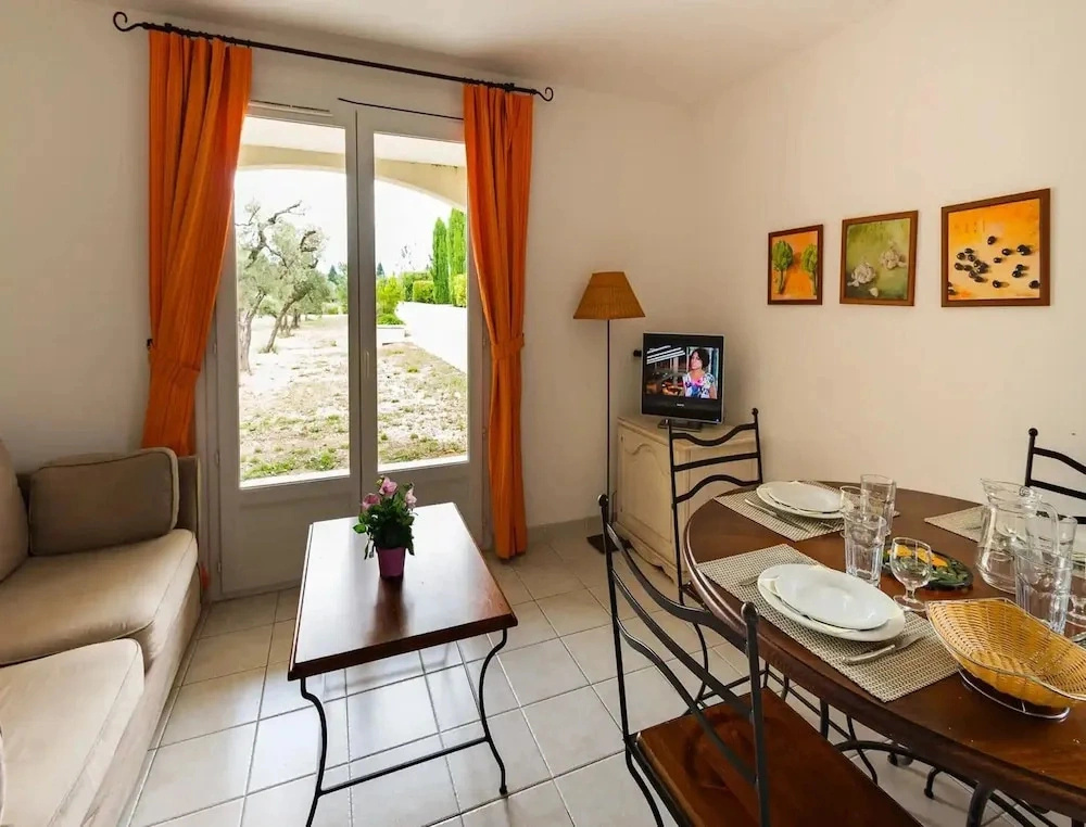 Spacious Provence Retreat for 8 Guests