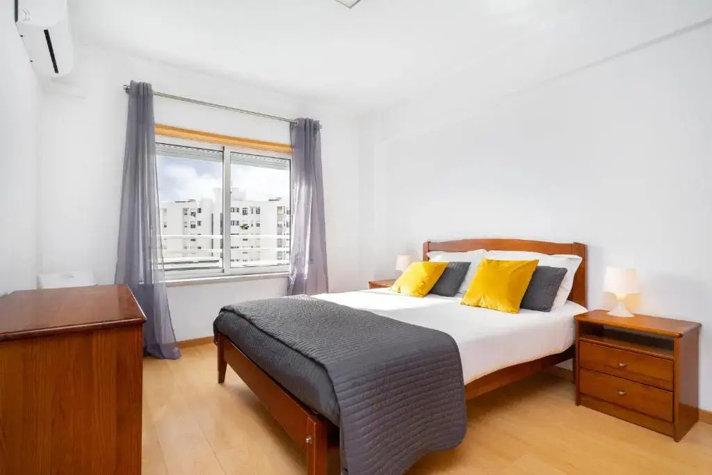 Lisboa, Cidade, Elegant Apartment with Air Cond, Free WIFI and Near Metro, by IG