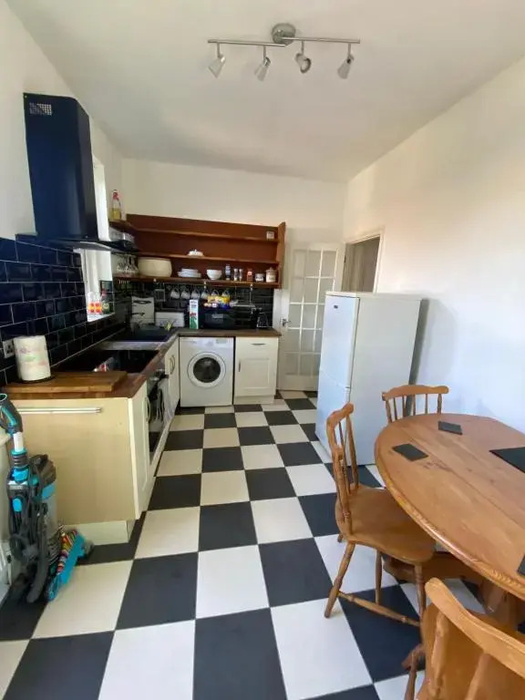 Lovely 2 Bedroom Flat Wifi Close to the beach