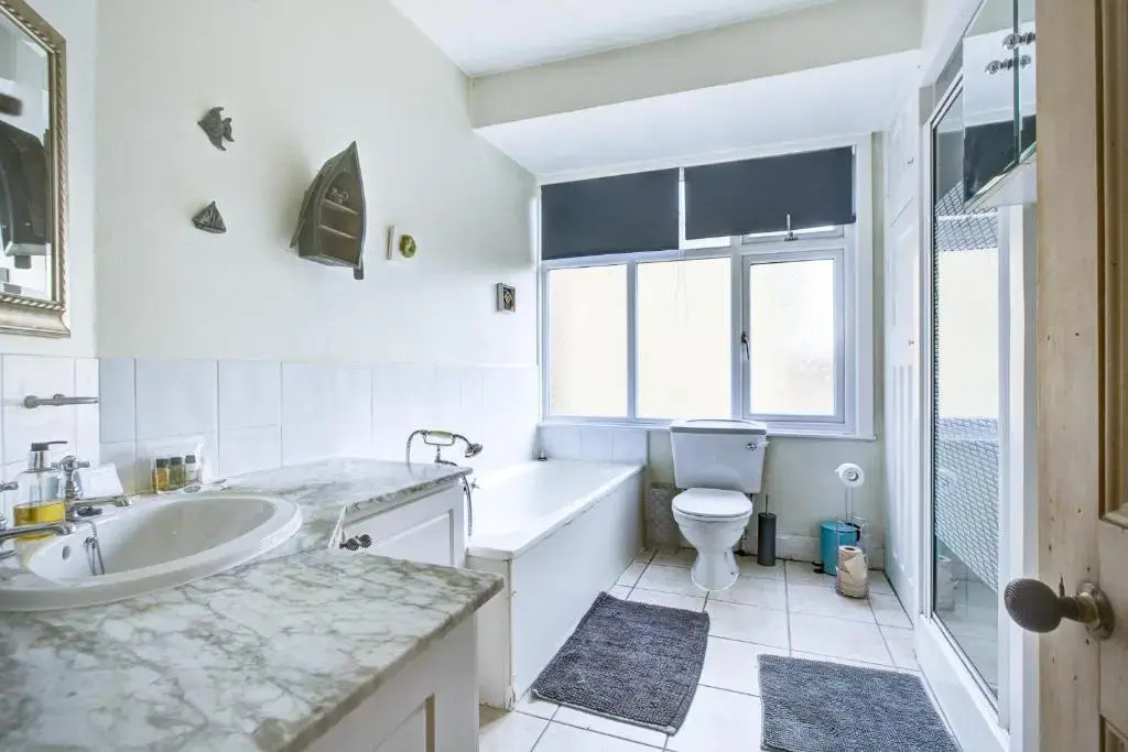 Entire 1bed Studio With Ensuite, Balcony & Parking