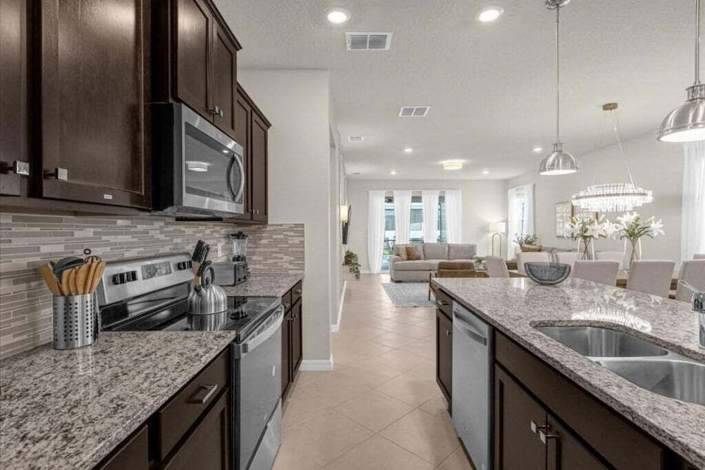 7 Bedroomss/ Windsor Cay Home