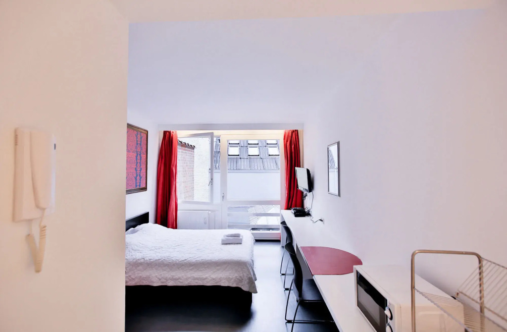 Chic suisse flat - Metro Louise