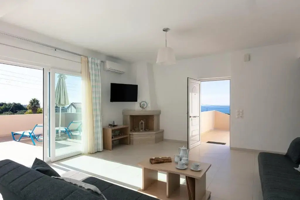 7 bedroom villa with pool, 700m from the beach