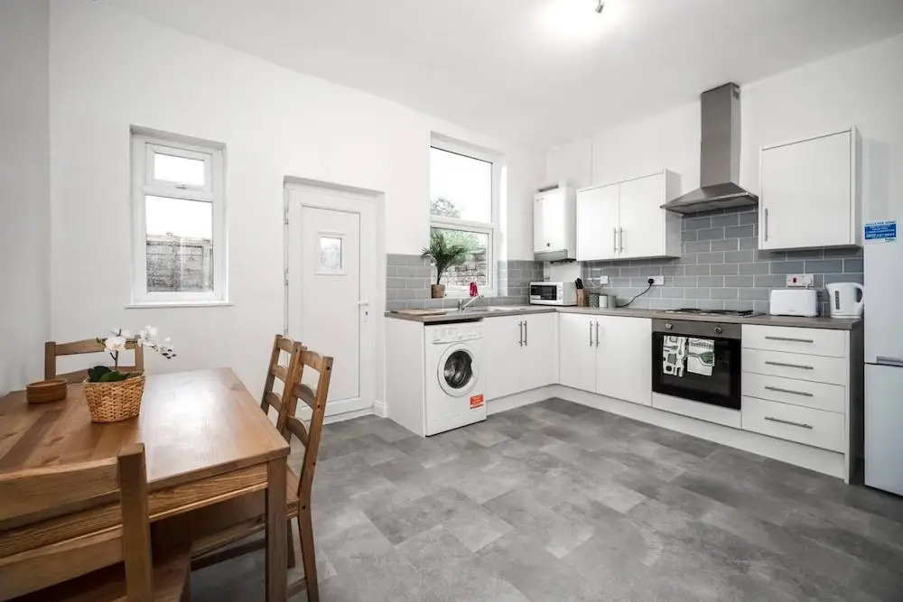 Modern Spacious 2 br House in Leigh, Free Parking
