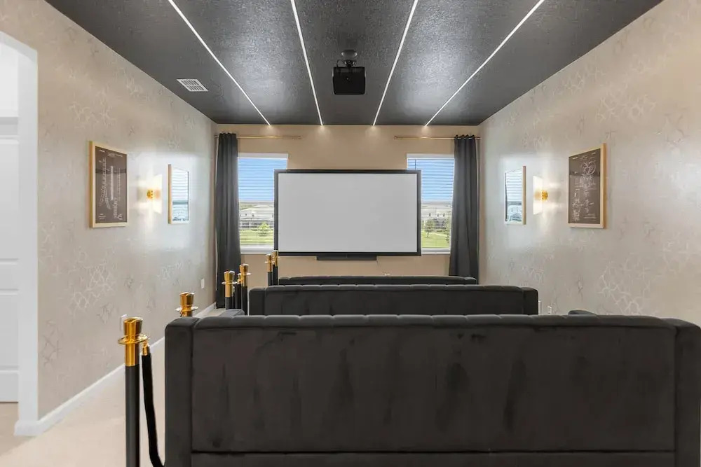 Upstay - Karaoke Mansion w Pool Cinema Themed Rooms