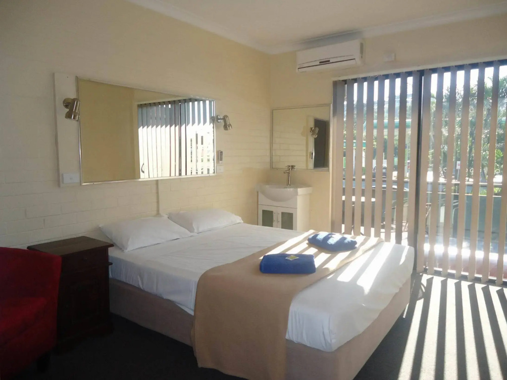 Kingsford Riverside Inn