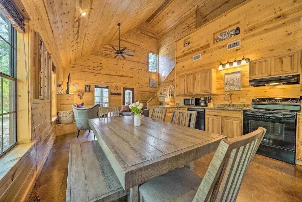 4 Mi to Beavers Bend: Cabin w/ Hot Tub & Games