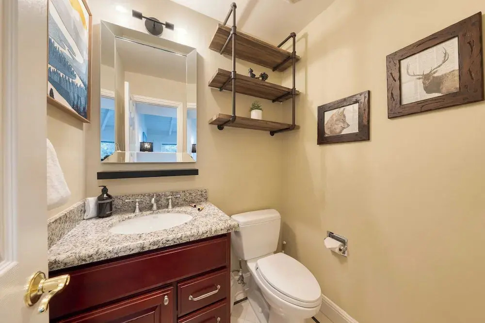 Ski Way by Avantstay Cozy Tahoe Home w/ Fireplace & Balcony