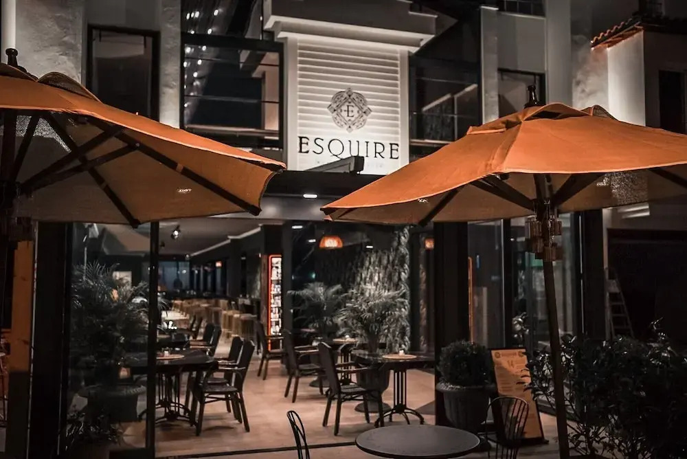 Esquire Hotel & Lounge