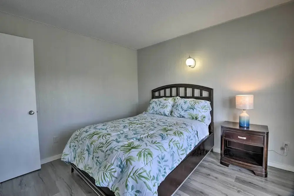 Oak Island Beach Abode w/ Deck: Walk to Shore!