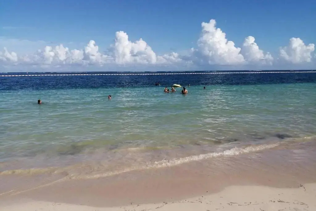 Modern 1 bedroom suite by beach Great location!