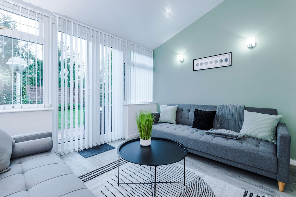 Comfy 4-bed Home Ideal for Workers Free Parking