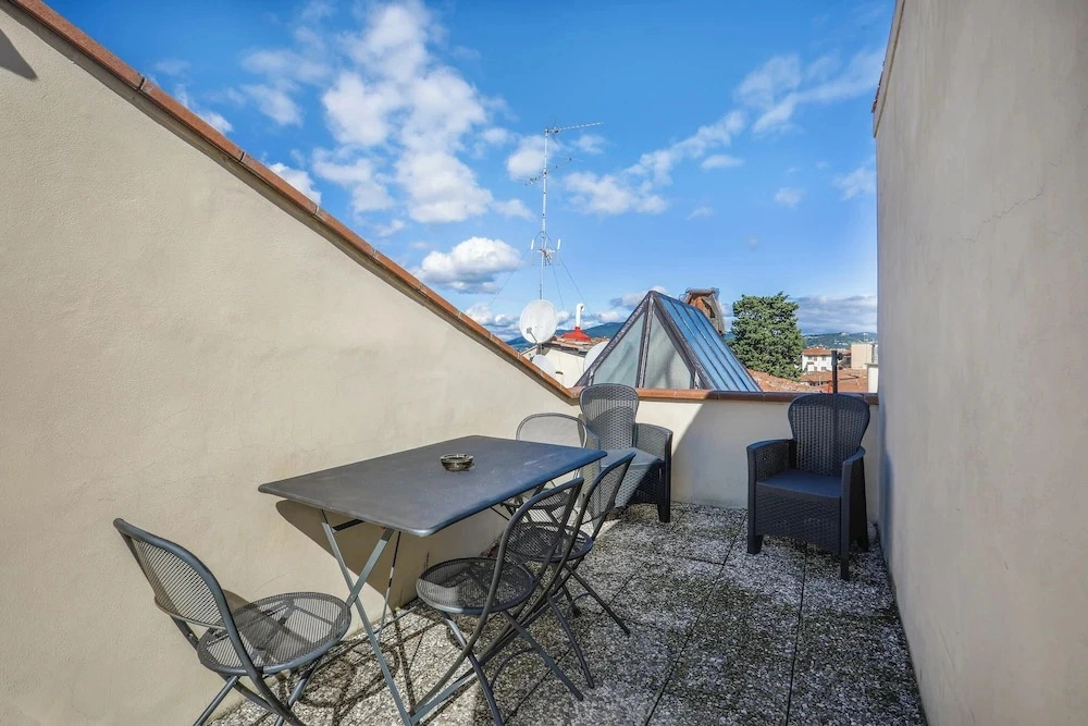 Bright Last-Floor Apartment with Terrace