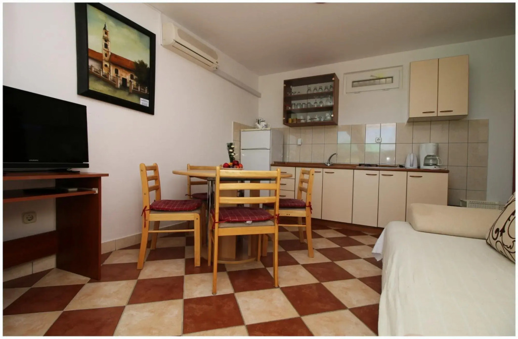 Elvi - Amazing Position & Parking - A2