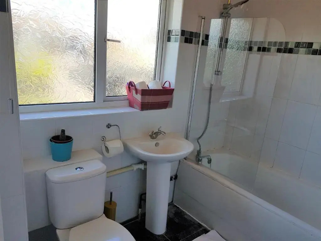Eddiwick House - Huku Kwetu Dunstable -Spacious 4 Bedroom House - Beds Suitable for Builders and Contractors