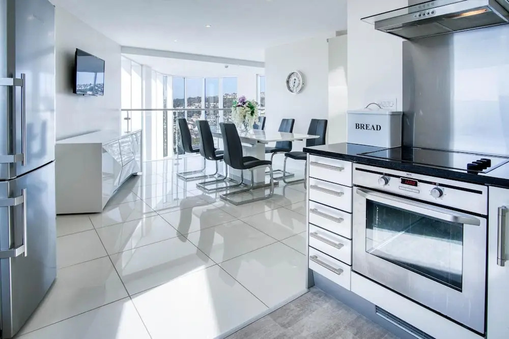 High Floor Meridian Tower - 3 Bedroom - Swansea