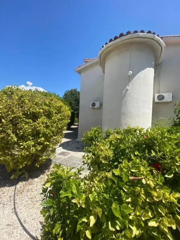 Seaside Maisonette 200M from sea