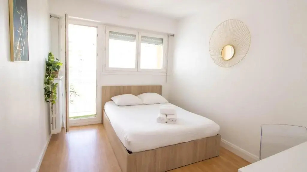 Spacieux appartement avec Balcons, 4 chambres, espace & confort, Centre Gare