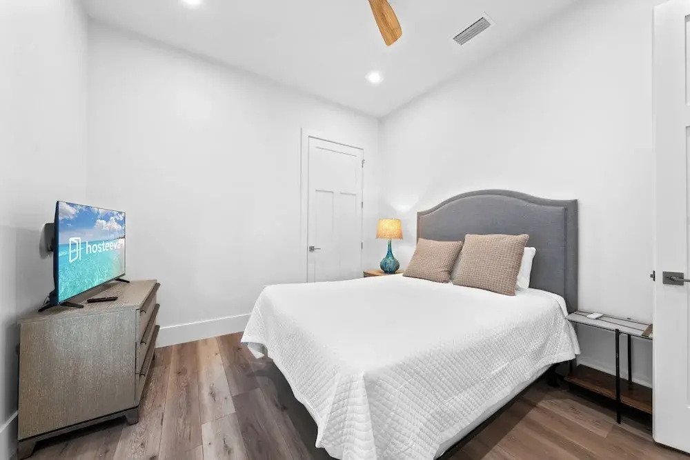 Luxury 4BR, Across street from beach, Sleeps 10!