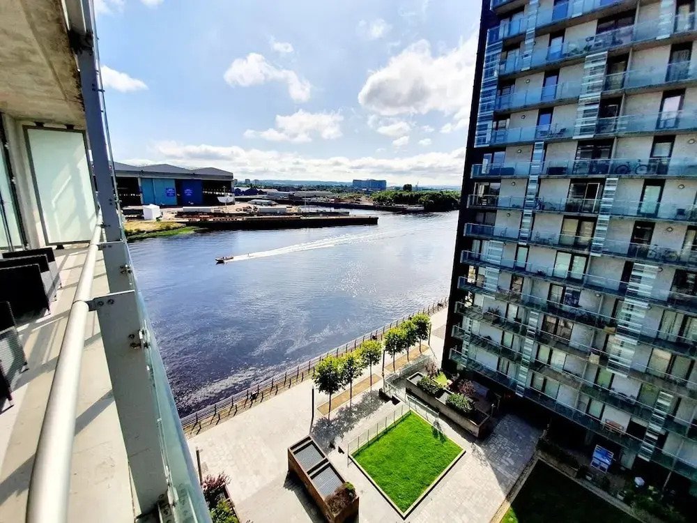 Airy 2 Bed 2 Bathroom With Balcony