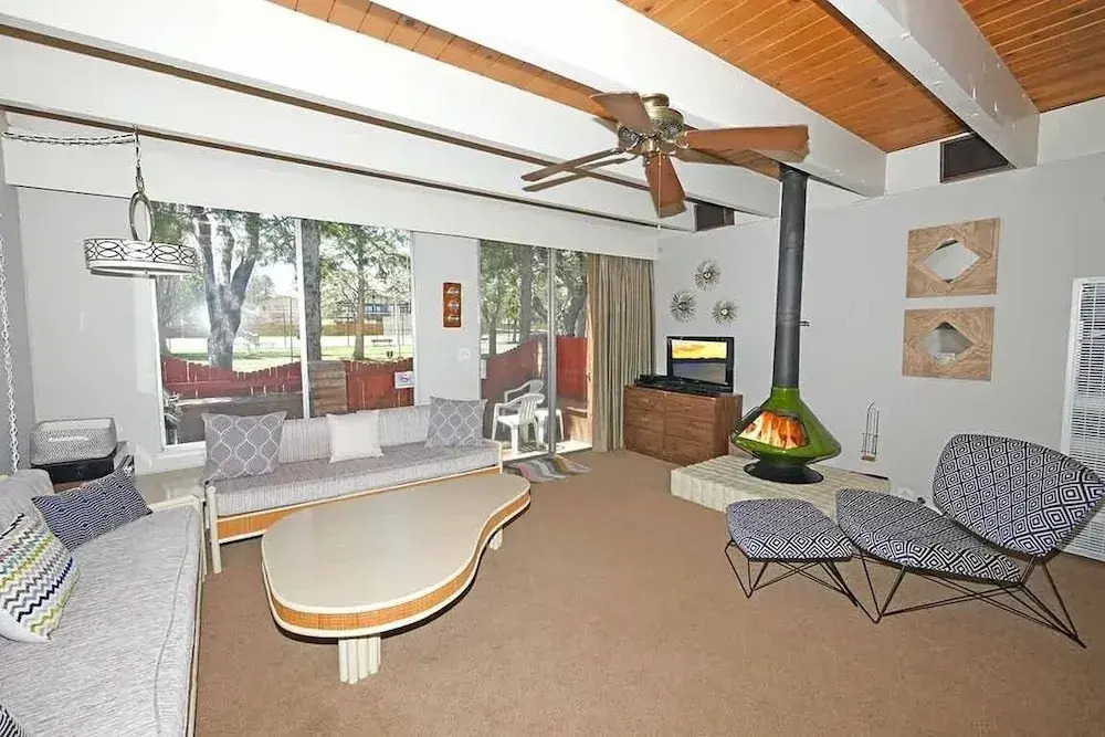 439 Ala Wai, 105 1 Bedroom Condo by RedAwning
