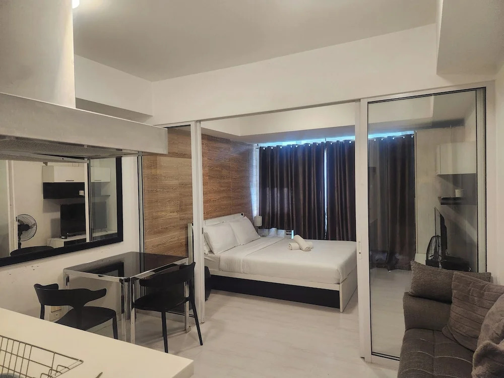 Azure Urban Resort Staycation By Yana