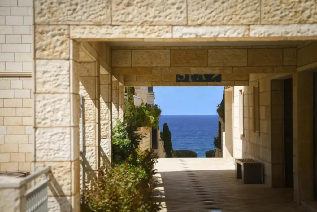 Grand Apartment with Amazing Balcony with Sea View