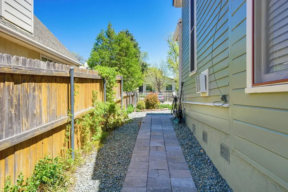 Walk to Courthouse Square: Quiet Home w Porch