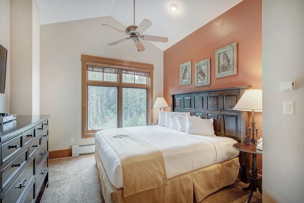 Luxurious 2 BR in River Run Village with Ski in ski out, Kids Ski Free condo