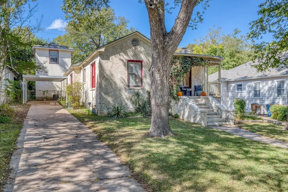 Charmer Close To Dt Austin- Large 4bd/3ba + Hottub 4 Bedroom Home