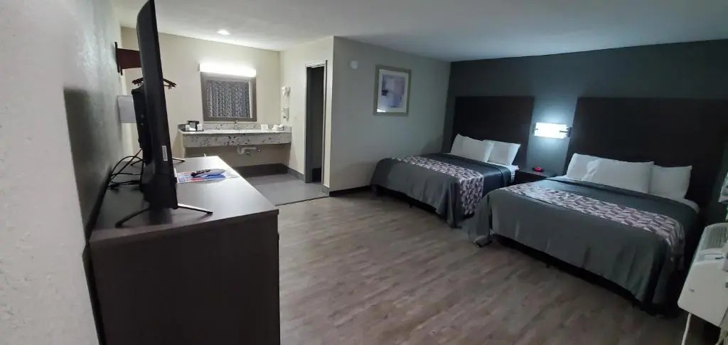 Crescent Park Motel & Suites