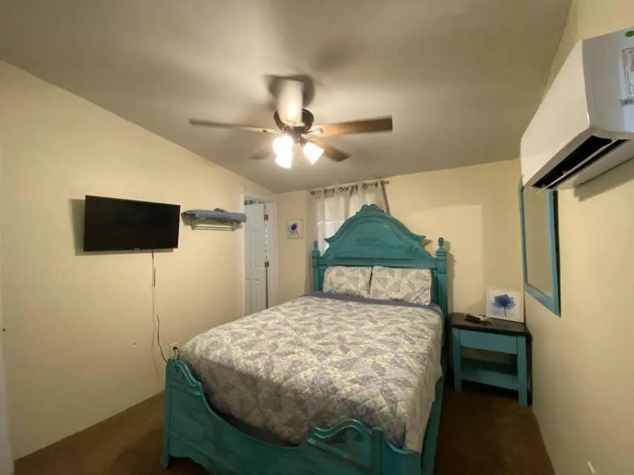Pet Friendly Neighborhood home near Ft. Sill wagon wheel