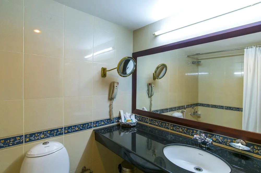 Golf View Hotel & Suites