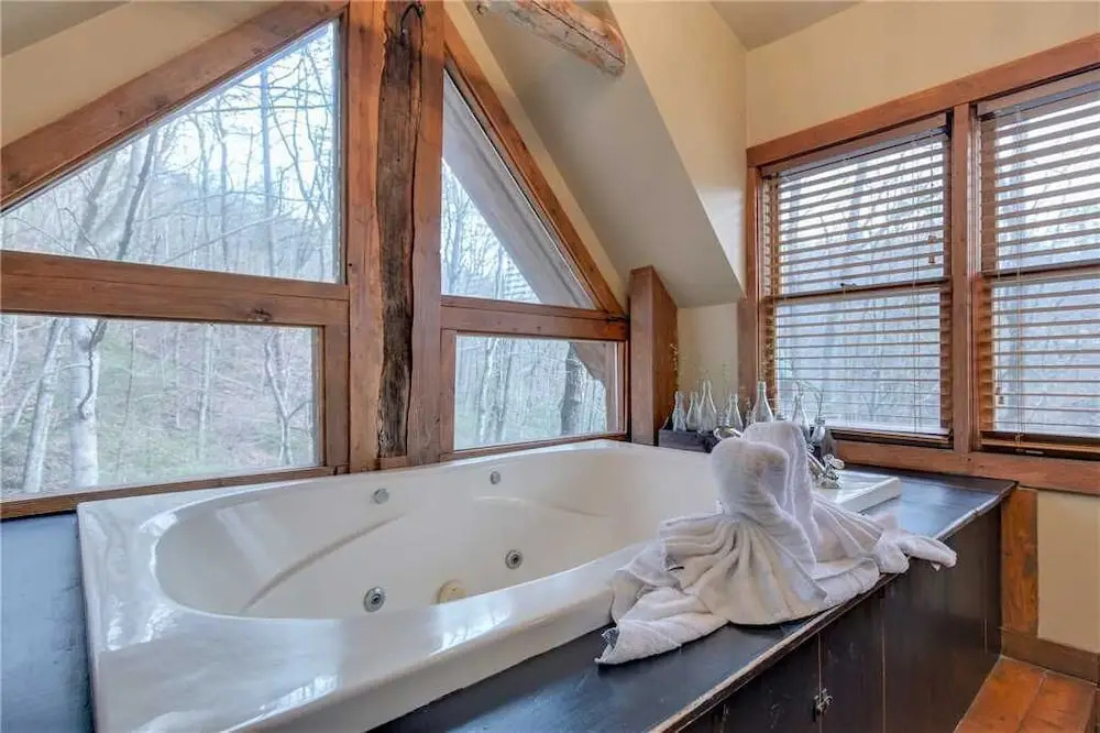 Blessed Beyond Measure, 2 Bedrooms, Hot Tub, WiFi, Pool Table, Sleeps 7