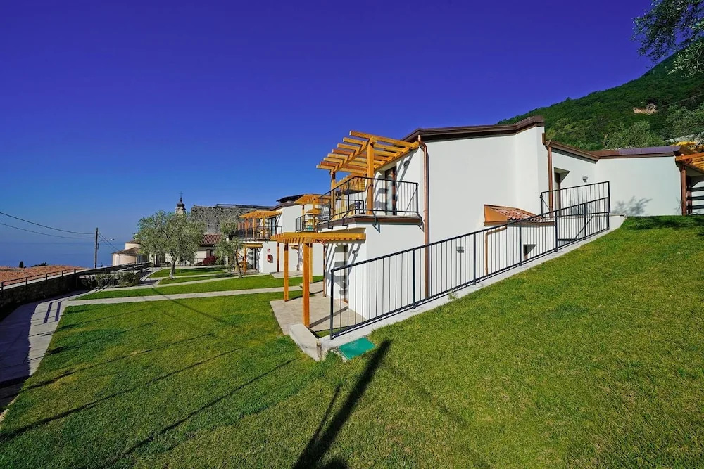 Residence Dany appartamenti con cucina vista lago piscina e parcheggio