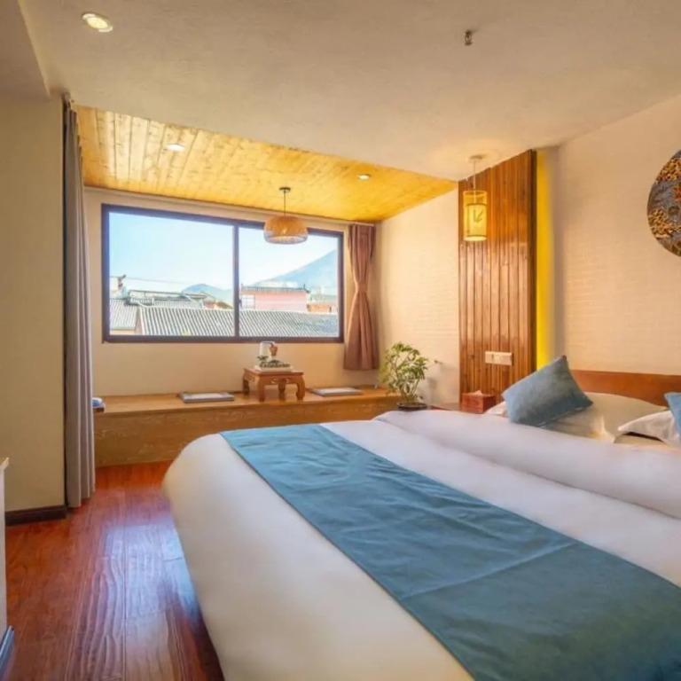 Floral Hotel · Smiling in the Flowers Lugu