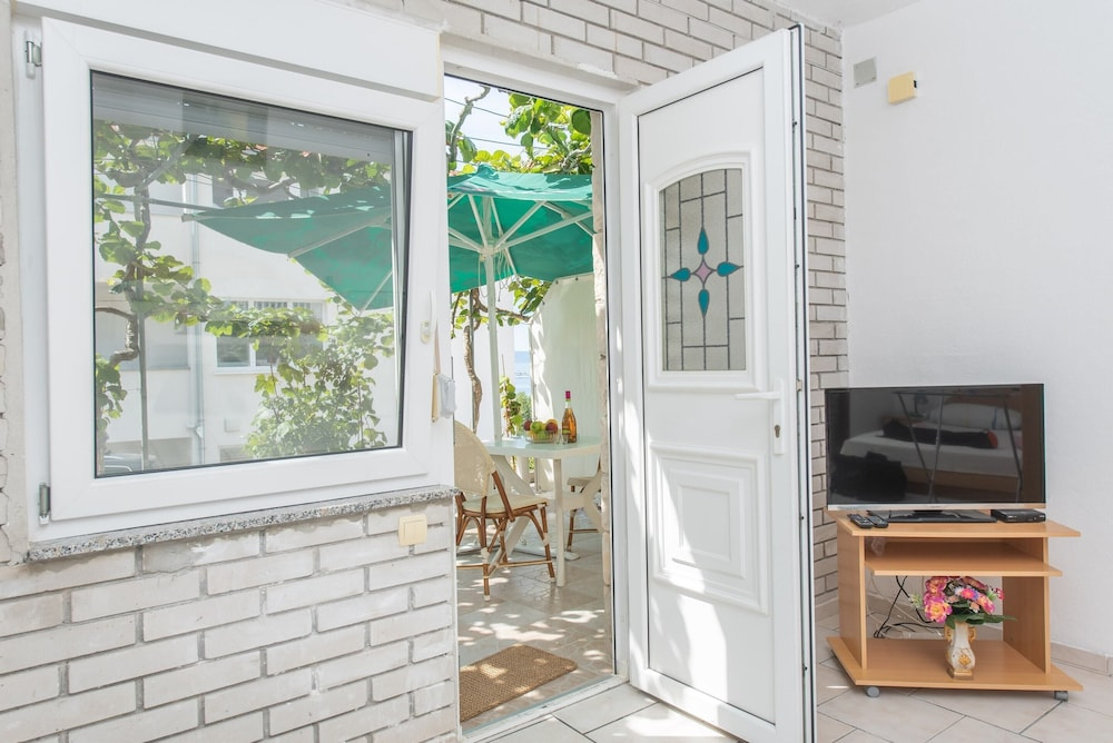 Relaxing Apartment in Okrug Gornji near Mavarstica Beach