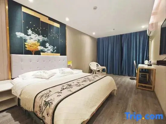 Longchen Holiday Hotel (Shanghai Weining Road Metro Station)