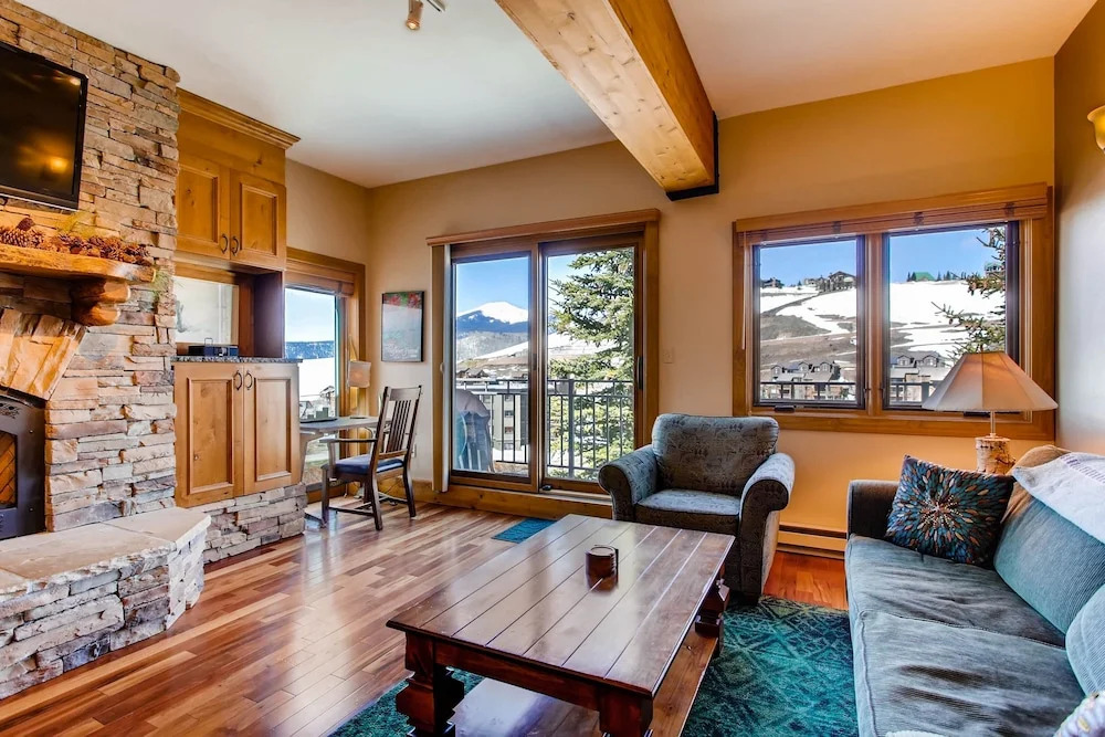 Unique & Modern 3 Br/2ba - Ski-in/ski-out 3 Bedroom Condo - No Cleaning Fee! by RedAwning