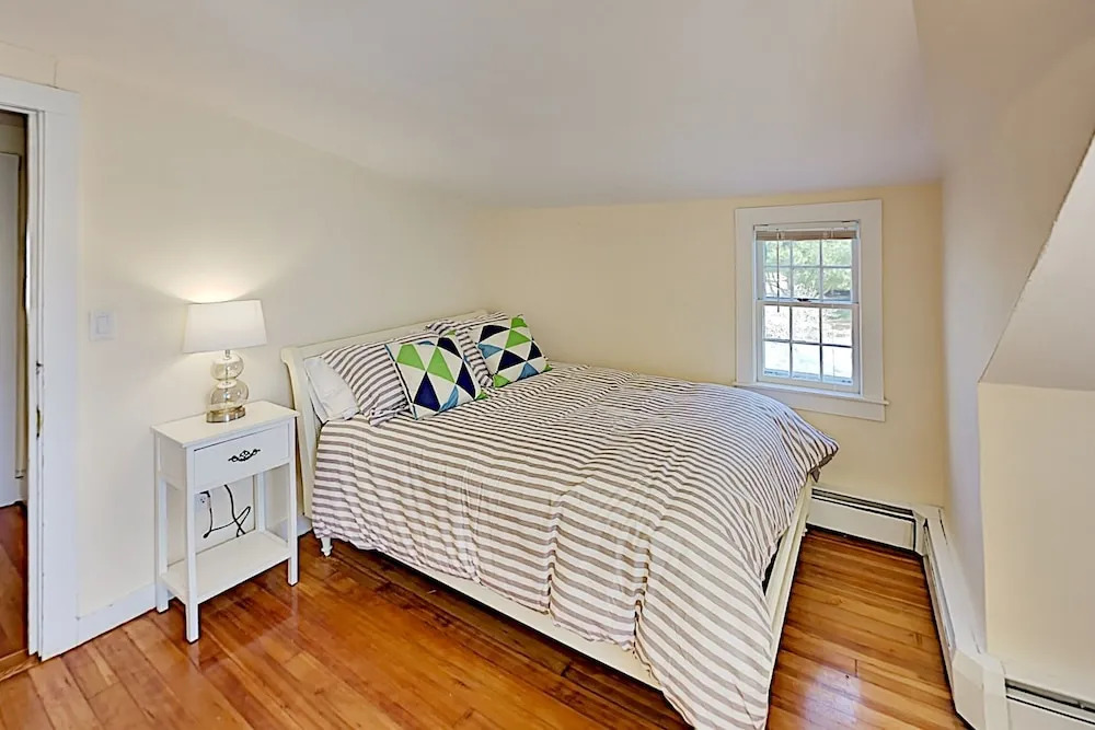 Renovated Retreat - Near Beaches & Town 5 Bedroom Home
