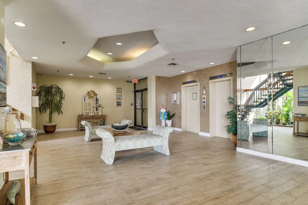 2 Mi to Beach! Bay-view Snowbird Haven in St Pete
