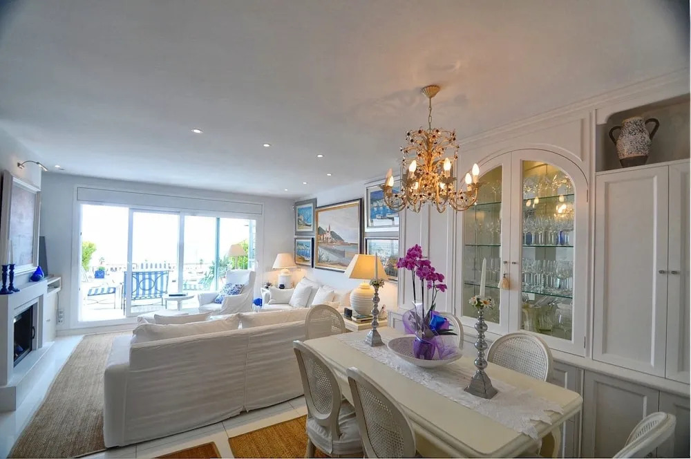Luxury House with Private Chill Out