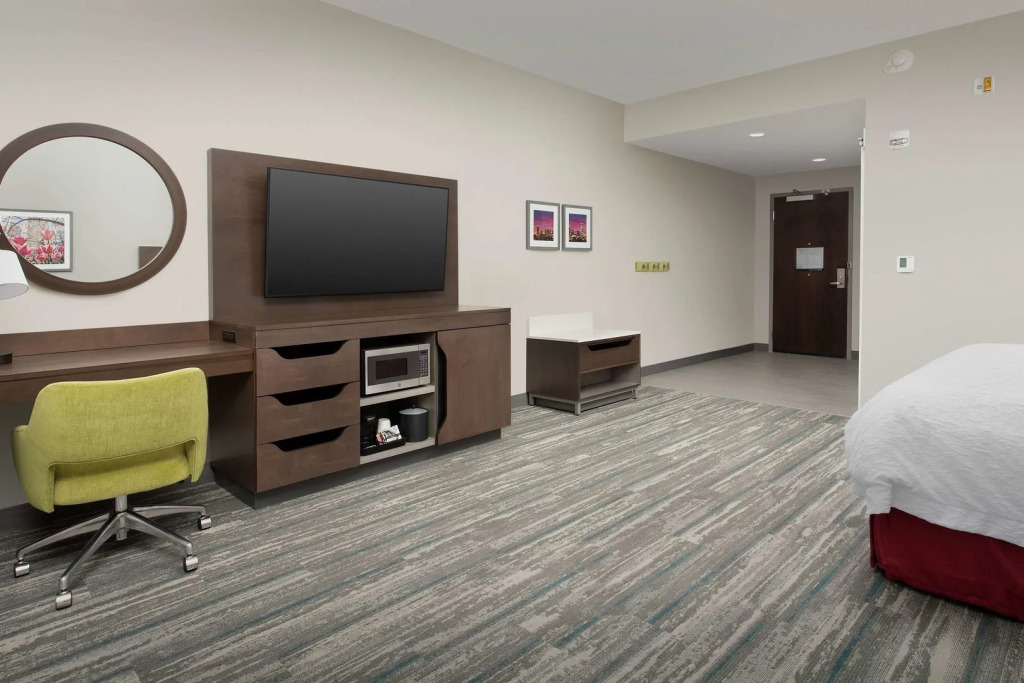 Hampton Inn & Suites Charlotte Airport Lake Pointe