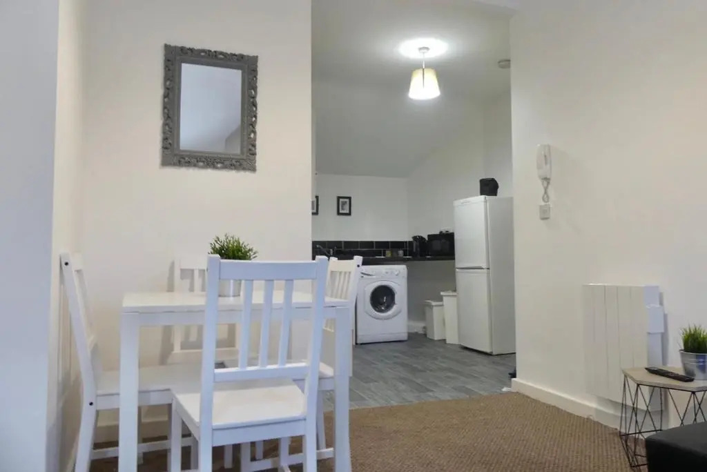 Bright and Modern 4 Person Apartment In City Centre