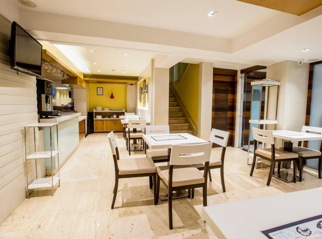 Hotel Bawa Continental Juhu Beach