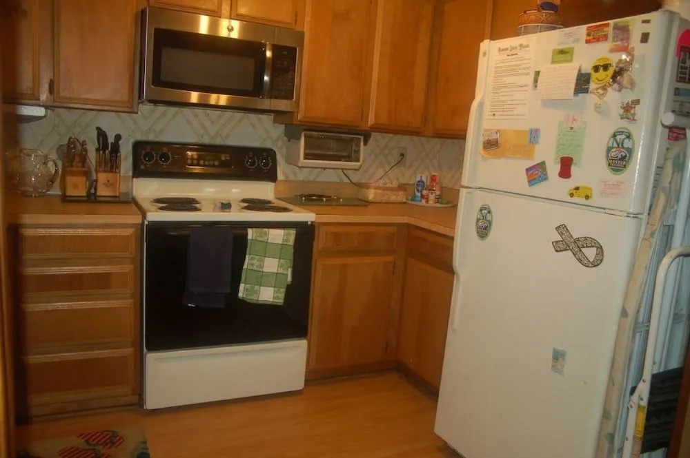 1068-104 Crescent Beach Villas - 2 Br Condo