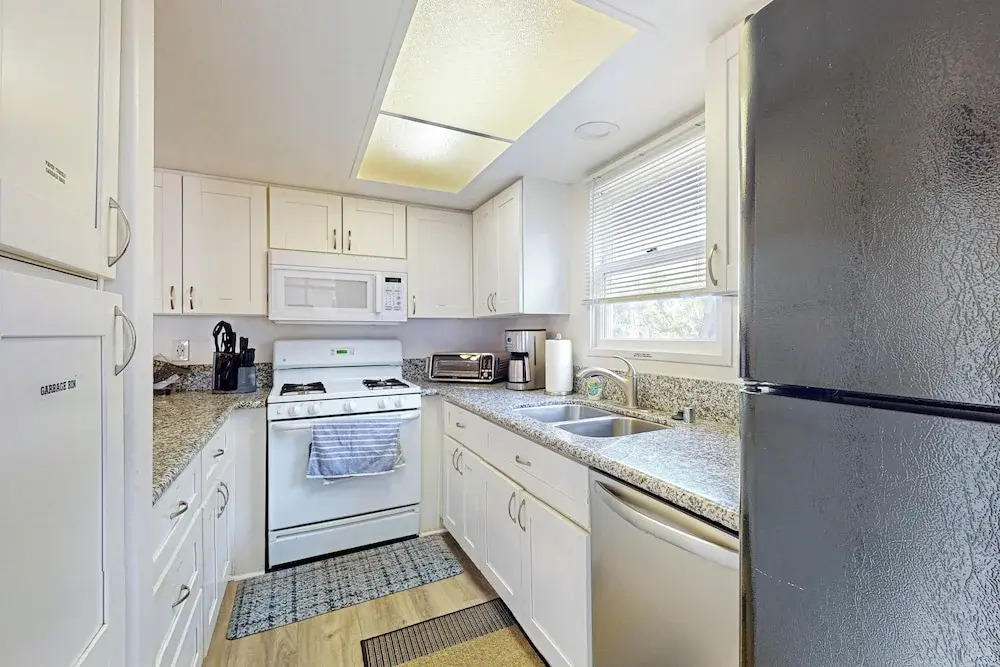 2BR Condo Steps to the Beach & Blvd-dog-friendly